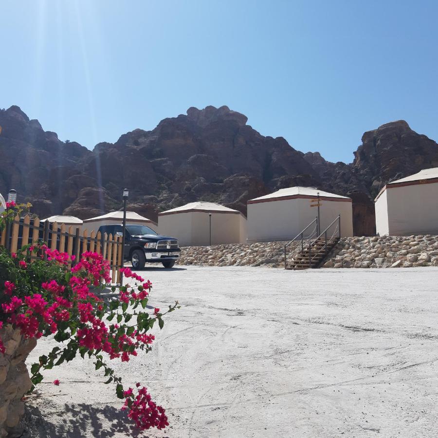 The Rock Camp Petra Hotel วาดี มูซา ภายนอก รูปภาพ