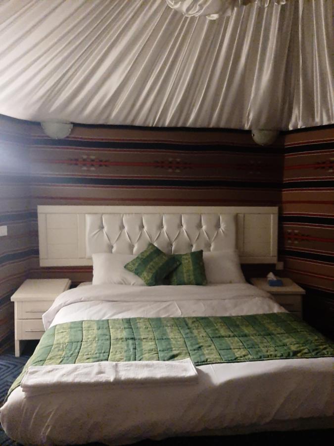 The Rock Camp Petra Hotel วาดี มูซา ภายนอก รูปภาพ