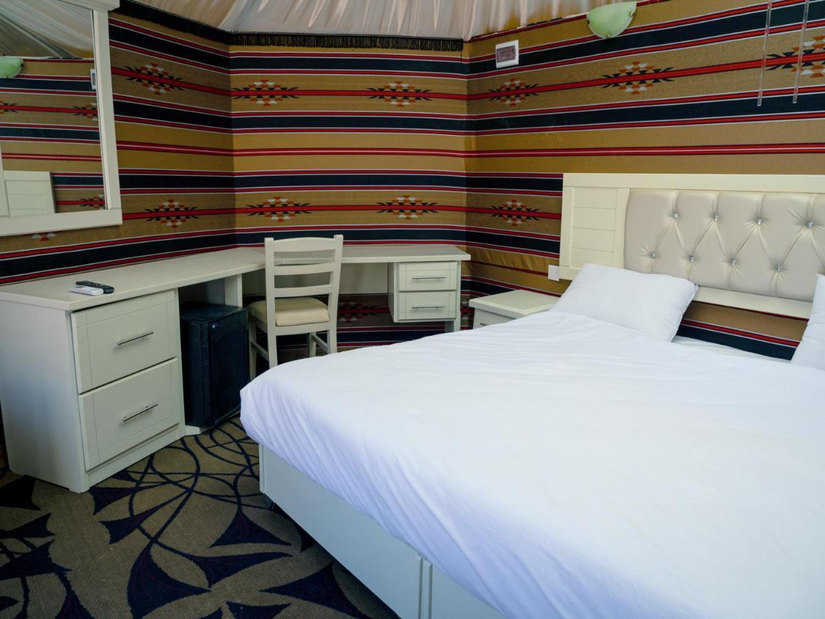 The Rock Camp Petra Hotel วาดี มูซา ภายนอก รูปภาพ